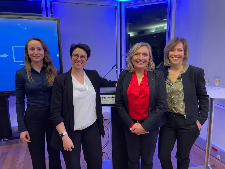 Jocelyne Caboche entourée de l'équipe Elkedonia